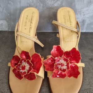 Home Sepatu Bunga Merah